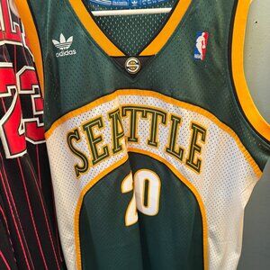 SOLD Gary Payton Jersey - Seattle SuperSonics (2001-2002 Season)